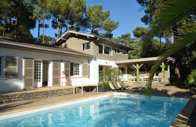 Hossegor villa between lake and ocean sleeps 12 6 rooms heated pool
