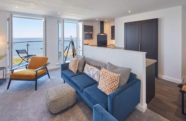 Host & Stay | The Waves