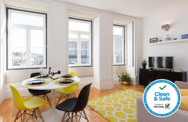 Host Wise - Colorful Stunning Sunlit Flat