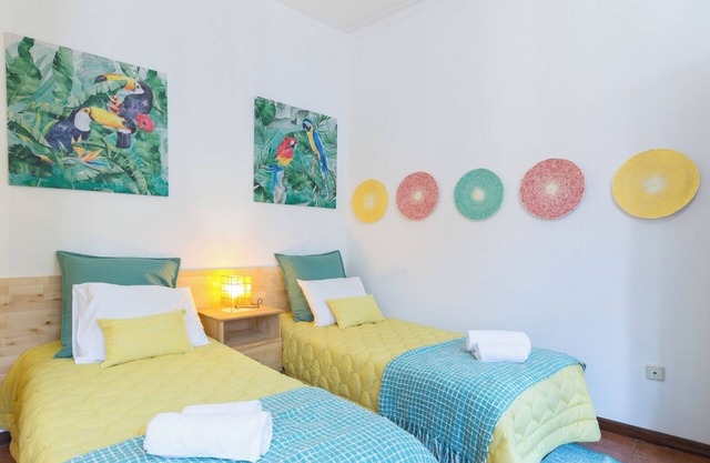 Host Wise - Rustic Bright Flat