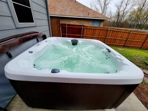 Hot Tub! 4BR 3BA Modern, newly remodeled, 16 ppl