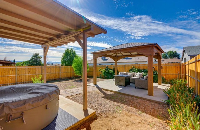 Hot Tub and Fire Pit Prescott Valley Retreat!