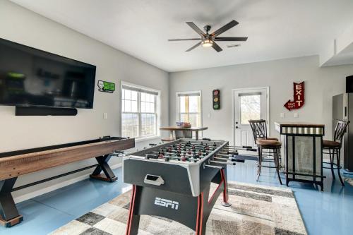 Hot Tub and Game Room! Secluded Branson Escape