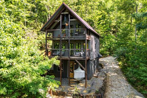 Hot Tub and Mtn Views Modern Old Fort Hideaway!