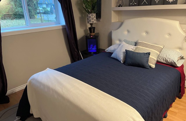 Hot tub | central | Clean | Quiet | private suite| 3 Queen Beds