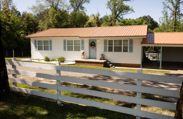 Hot Tub! - Eagle Creek Cottage - Near ETBU, Lake O' Pines, Jefferson & Longview!