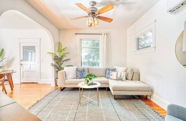 Hot Tub Fast WiFi AC | King Neighborhood Gem