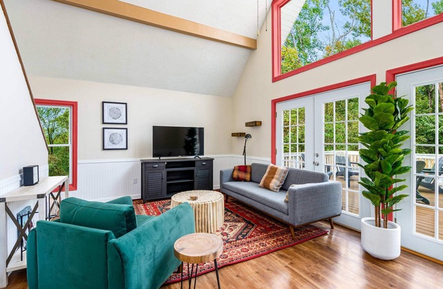 Hot Tub, Fire Pit, Deck, Grill, WiFi, Dog-Friendly
