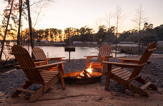 Hot Tub, Fire Pit, on the Water; Spacious, Cozy Mid-Lake Cabin