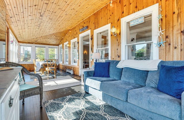 Hot Tub & Fireplace: Coastal Getaway in Maine