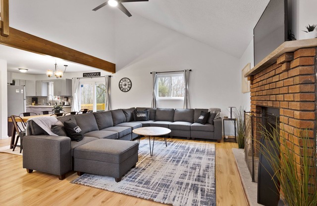 Hot tub/Game Room: Relax & Unwind @ Zara’s Cottage