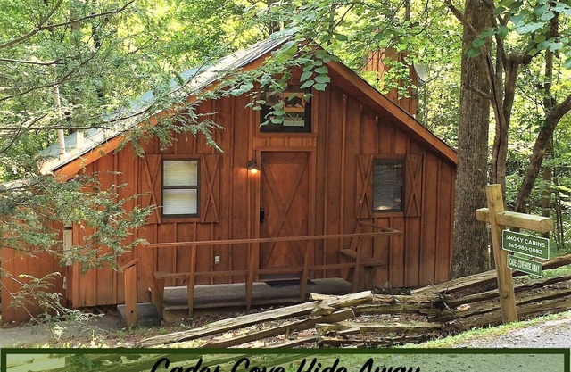 Hot Tub - Gas Fireplace - King Bed - Secluded- Community Pool - Cozy