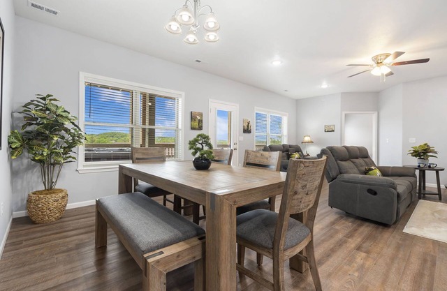 Hot Tub, Golf Course On Site, Arcade, Pvt Deck- HighEnd Decor! Bright Floorplan