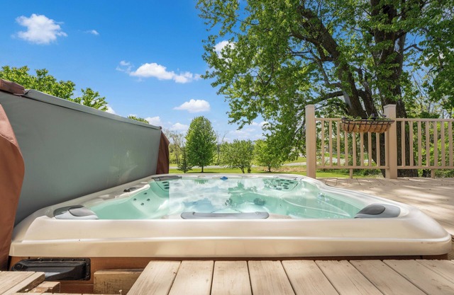 Hot Tub & Golf Retreat – 4-BR Home Near Rochester Quick access to Highway 52