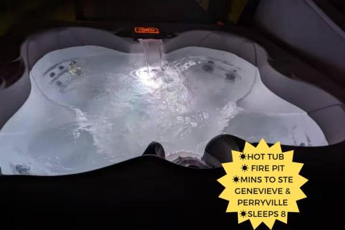 Hot Tub Hideaway Near Ste Genevieve