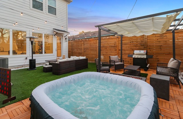 Hot tub Hotspot | Big Backyard W/Movie Room | Rodeo NRG