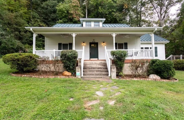 Hot Tub! Jarrett Creek Cottage bike/walk to breweries, ice cream, cafes, shops