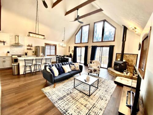 Hot Tub Luxe Retreat Game Room Lake Bryce