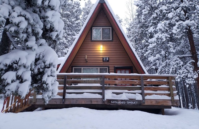 Hot Tub Mind Serene-Serenity Chalet 15 mins from the lake