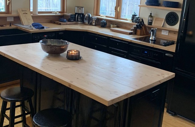 Hot tub! Minutes from Downtown, Airport, Parks and BSU