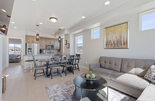 Hot Tub · Minutes to Ski Resorts & Park City