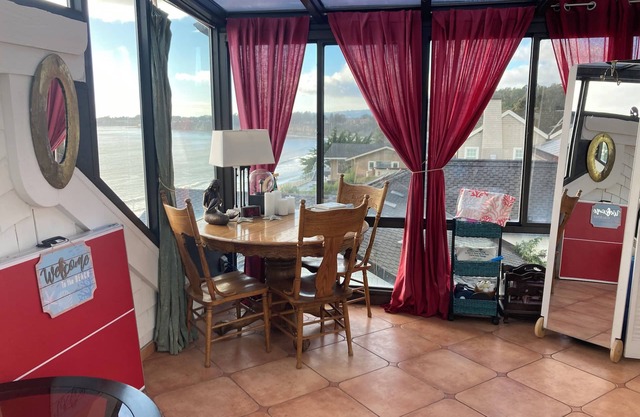 Hot tub, Panoramic Ocean Views above 100' cliff! No overnight stays Day use only