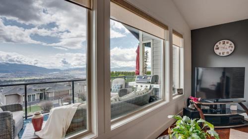 Hot Tub, Pool, City Views, close to Silver Star