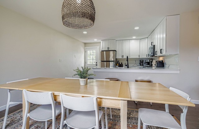 Hot Tub* Pool Table* 4 beds