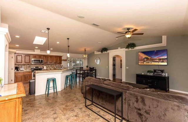 HOT TUB . SPACIOUS . PETS . CENTRAL . BOAT PARKING