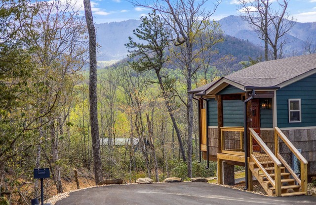 Hot Tub Treehouse Cabin #10 |24 Min to Gatlinburg