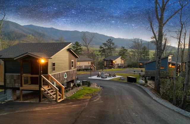 Hot Tub Treehouse Cabin #6 | 24 min to Gatlinburg