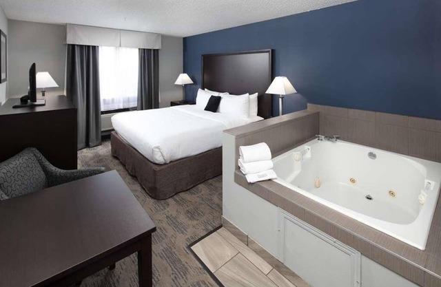 Hot Tub Unit in Red Lion Inn & Suites Sequim, Pool, Breakfast, Free Parking!