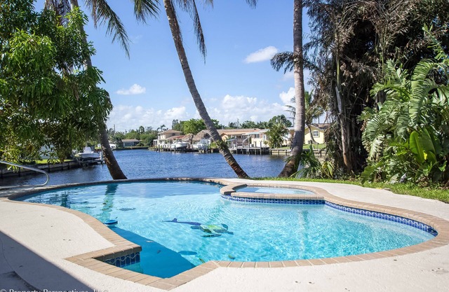 HOT TUB! Waterfront, Pool, Paddle-Boards