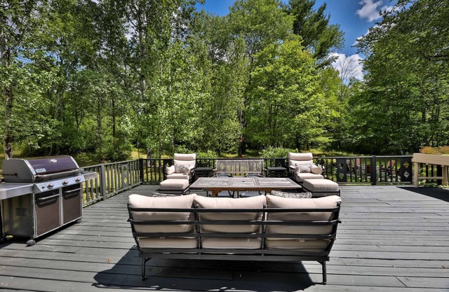 Hot tub with a view: Near Hunter, Tannersville and Wyndham.