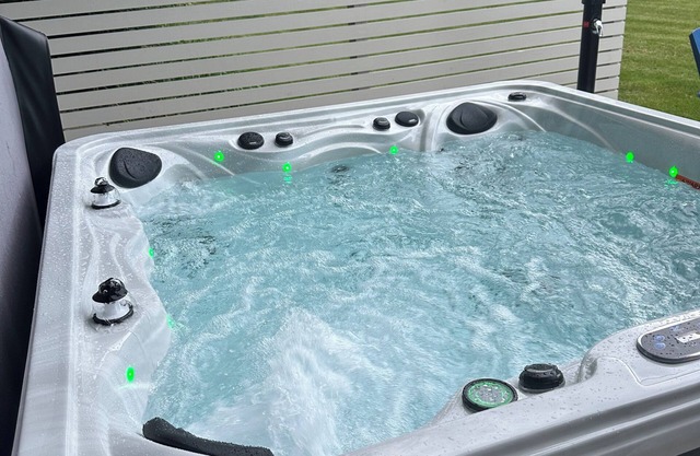 Hot tubo, 3bedroom house in delightful West Des Moines withWiFi, AC,fitness room