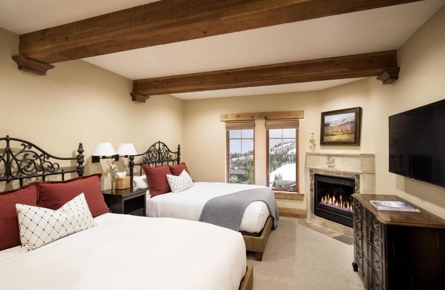 Hotel 2 Queen Hotel Room