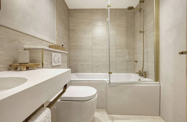 Hotel Comfort in a 4 bed 2 bath w/Garden, Parking, Wifi