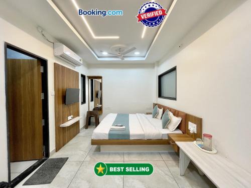 HOTEL SHREE NAKODA PARADISE ! UJJAIN श्री नाकोडा पैराडाइज ஸ்ரீ நகோடா பாரடைஸ் శ్రీ నాకోడా పారడైజ్ fully-Air-Conditioned hotel at prime location with wifi & Parking availability, Newly constructed and Luxurious Rooms