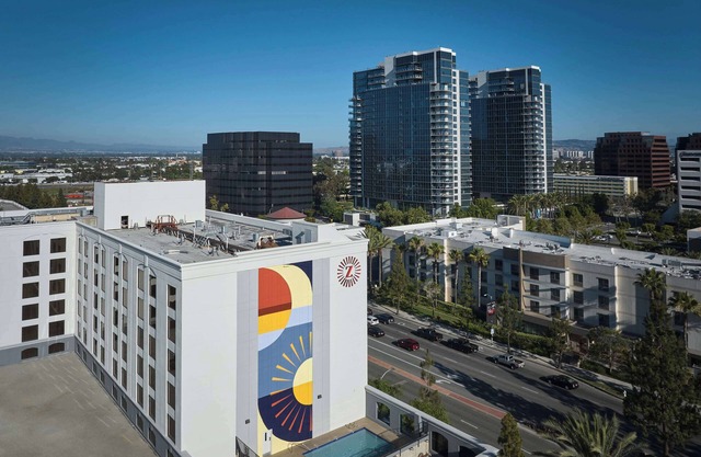 Hotel Zessa Orange County Airport, a DoubleTree by Hilton