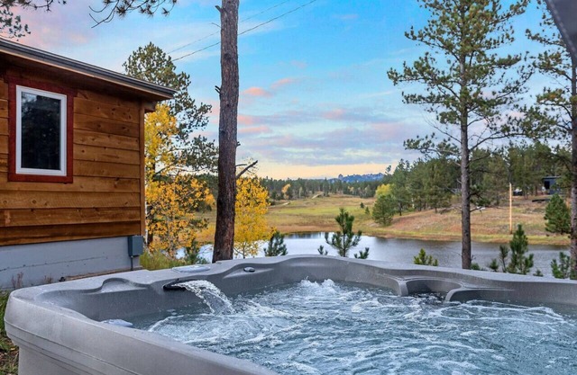 Hottub Hideaway: Firepit + Sauna + Views + Wildlife