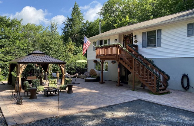 Hottub, Sauna, Deck, Backyard, Hi-Speed Internet