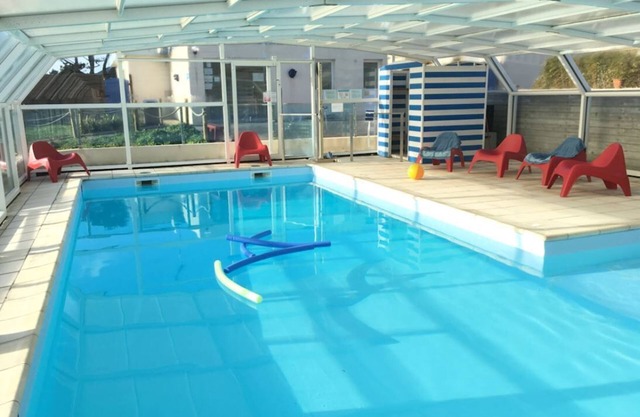 House 4/6 persons with heated swimming pool, 100 m from the beach