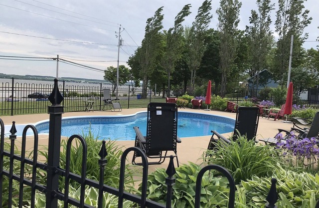 House 8 persons pool view river access 20 minutes from Quebec Citq 121170