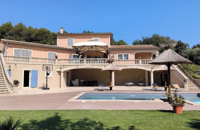 House at the foot of the Luberon with swimming pool 5 minutes from the village of Lourmarin,