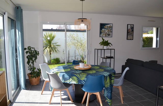 House between land and sea, 10 minutes' walk from the beach and GR34.