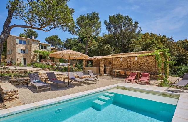 House close to the village with view of Mont du Lubéron