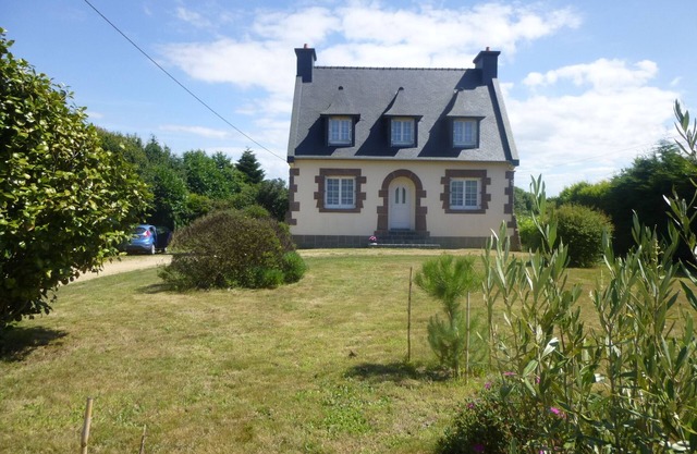House completely renovated and modernized this year on the Côte de Granit Rose