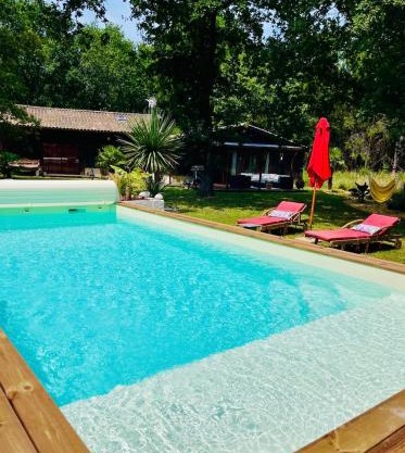 House de la Canopée, Swimming pool, Lake, Forest, large garden and WIFI