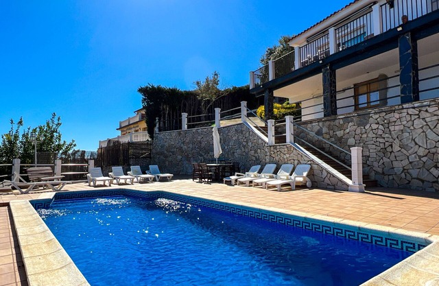 House for 10 people with private pool, barbecue and free Wi-Fi
