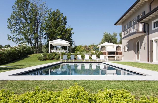 house for 10 people, 3 bedrooms, private garden, swimming pool and spa